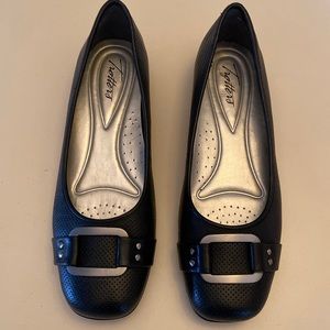 BOGO! Bundle Two Pair for One! Trotters ballet flat in Black and Navy, size 8